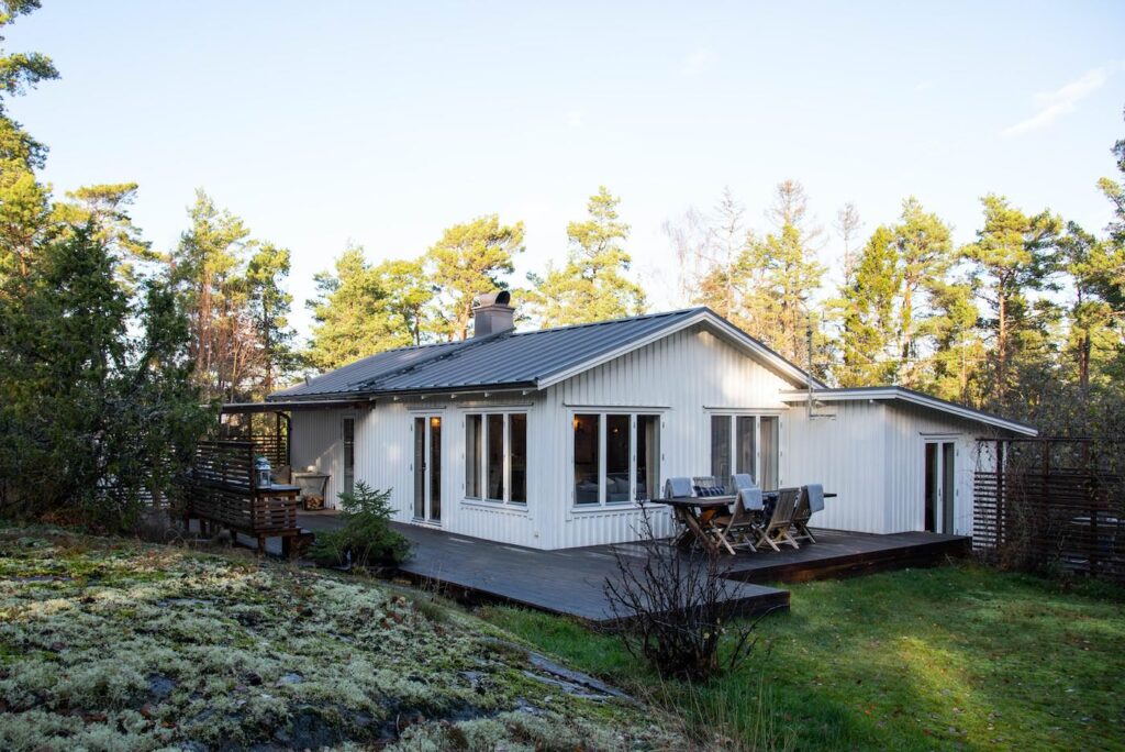 Byggnation av attefallshus som bastu. Tyresö Strand